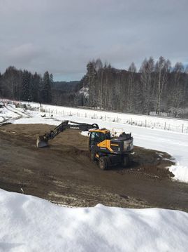 Gravearbeid på en jord